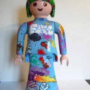 Playmobil bleu ciel, graffé avec une couronne en fil de fer barbelé