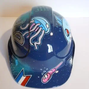 Casque bleu marine foncé avec texte sur le dessus et pieuvre devant