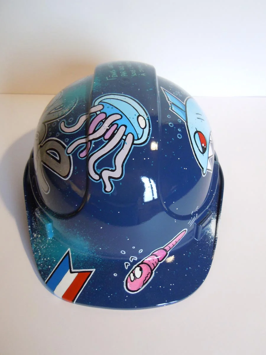 Casque bleu marine foncé avec texte sur le dessus et pieuvre devant
