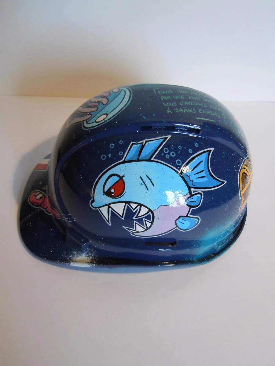 Casque bleu marine foncé avec texte sur le dessus et pieuvre devant