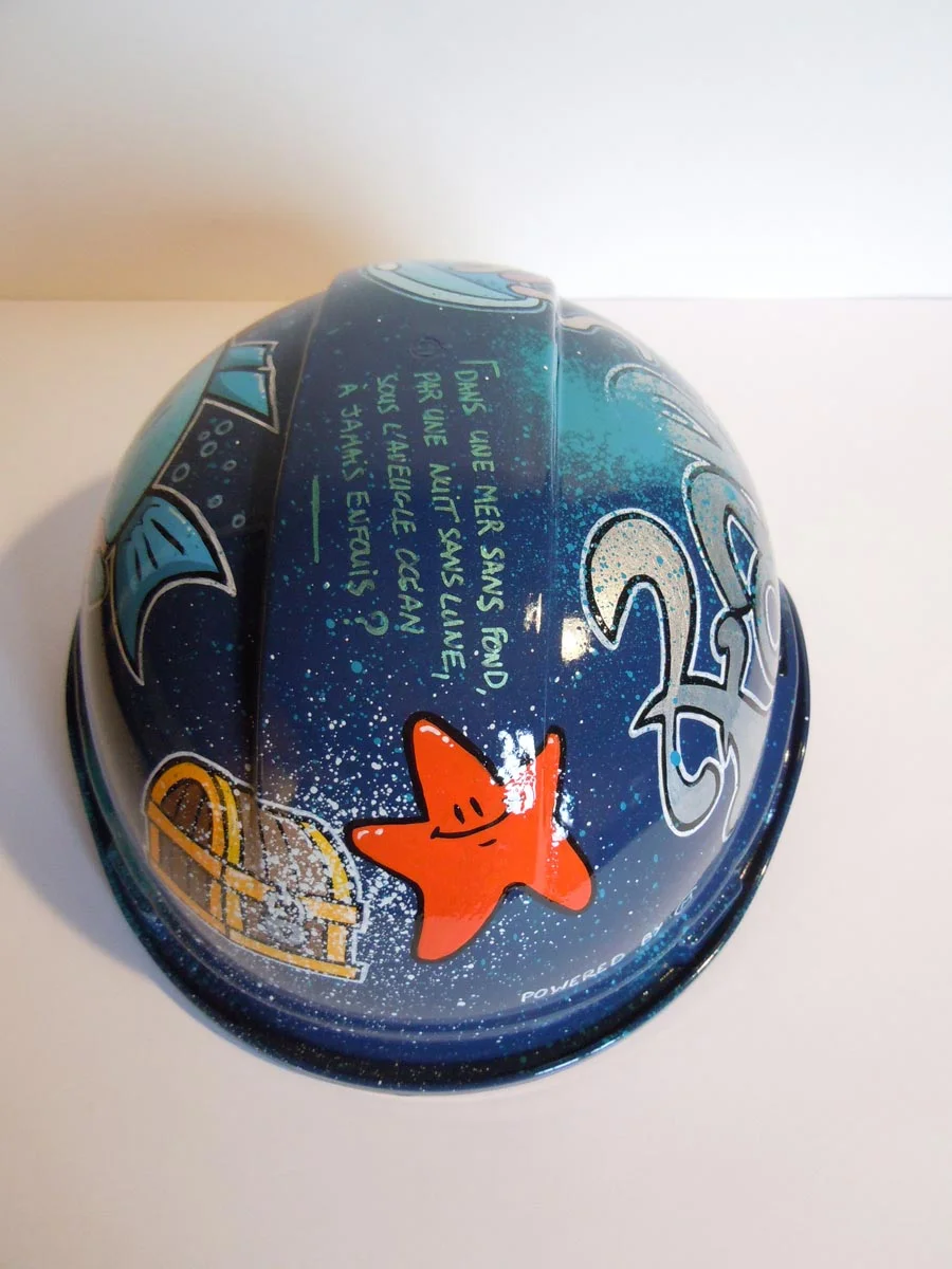 Casque bleu marine foncé avec texte sur le dessus et pieuvre devant
