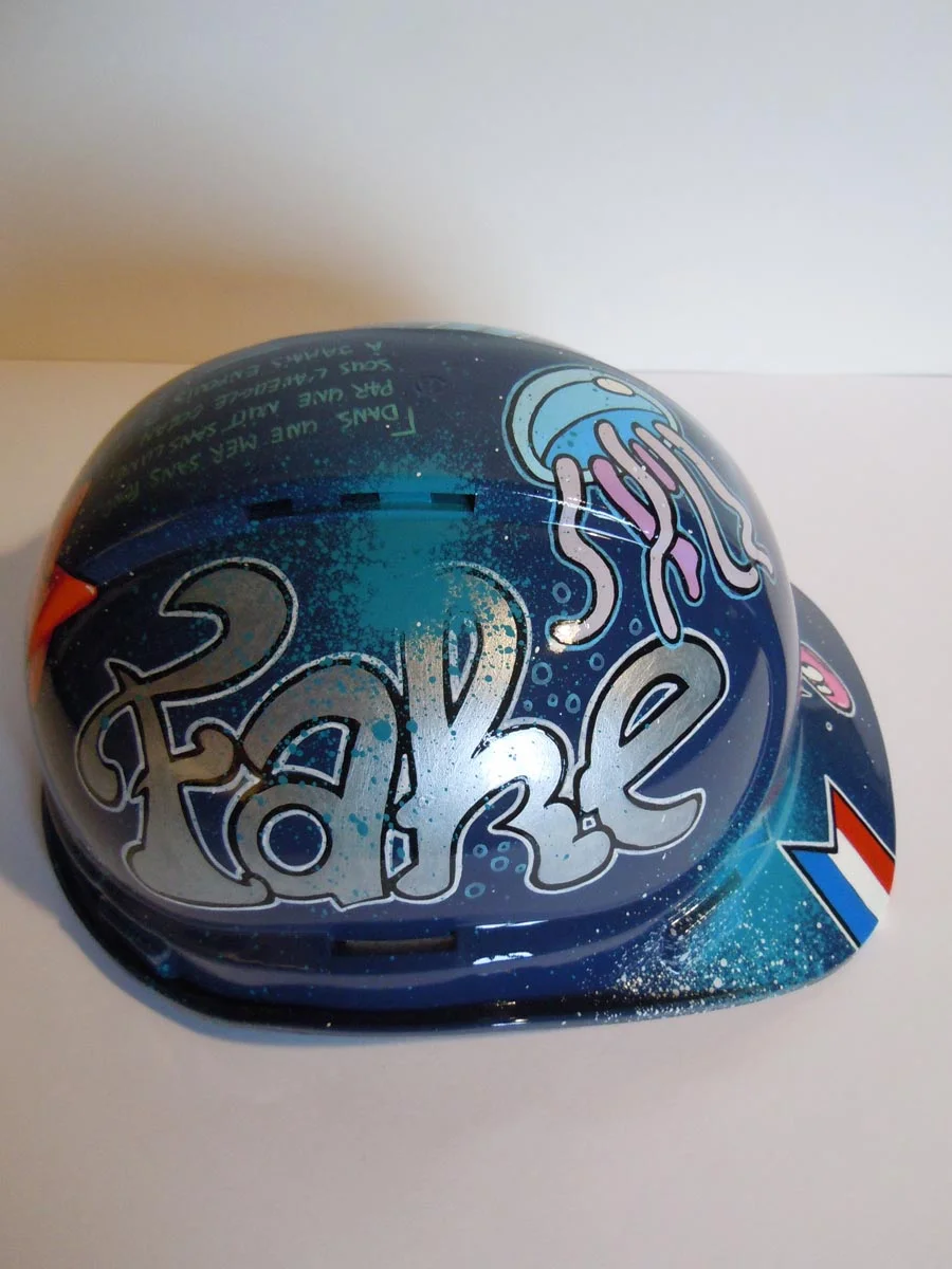 Casque bleu marine foncé avec texte sur le dessus et pieuvre devant