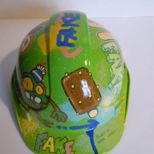 Casque vert prairie avec une main ouverte sur le coté gauche