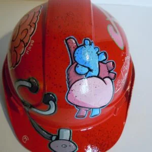 Casque rouge vif, graffé, avec des organes peints dessus (coeur, cerveau etc...).