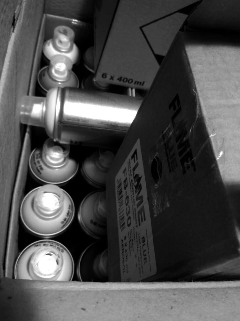 photo en noir et blanc de bombes de peinture