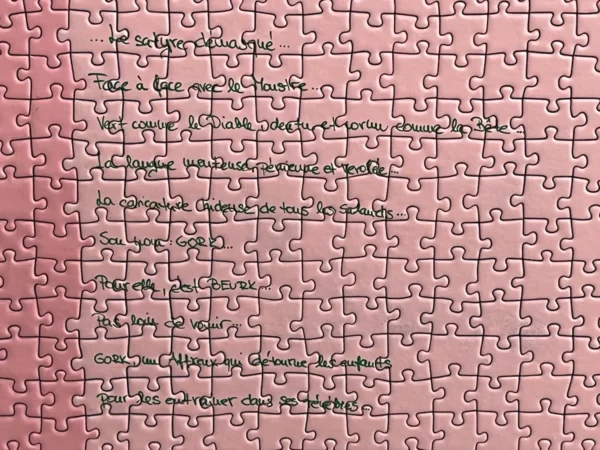 On voit une partie du texte que denis a rajouté sur le puzzle.