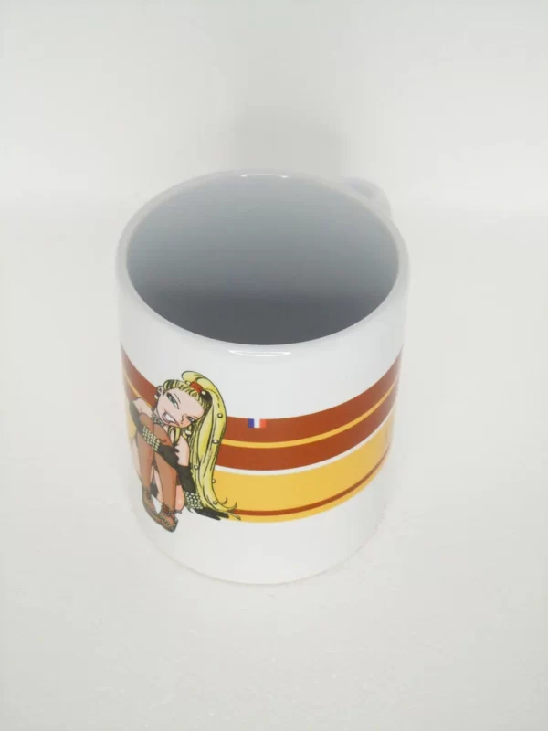 on voit une partie du dessin de Baaby Jess sur le mug