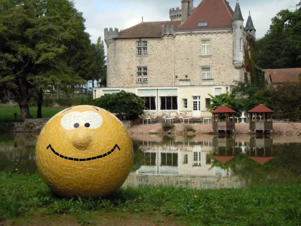 Pacman devant l'étang du château du verdoyer.