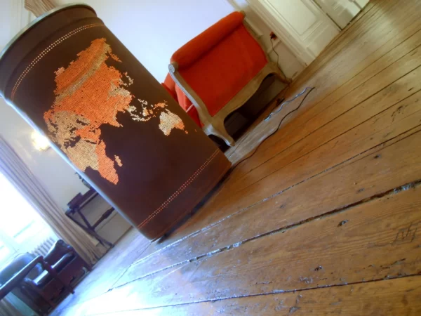 Photo du bidon rouillé dans le salon d'un château.