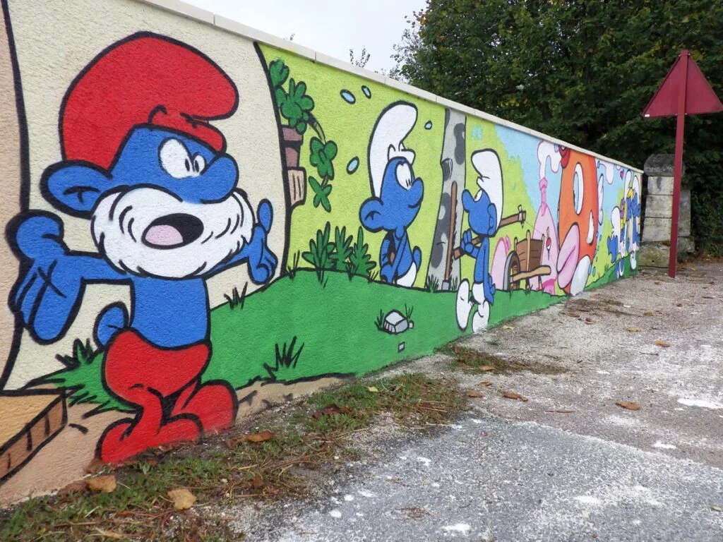 Photo de la fresque des Schtroumpf avec le grand Schtroumpf au premier plan.