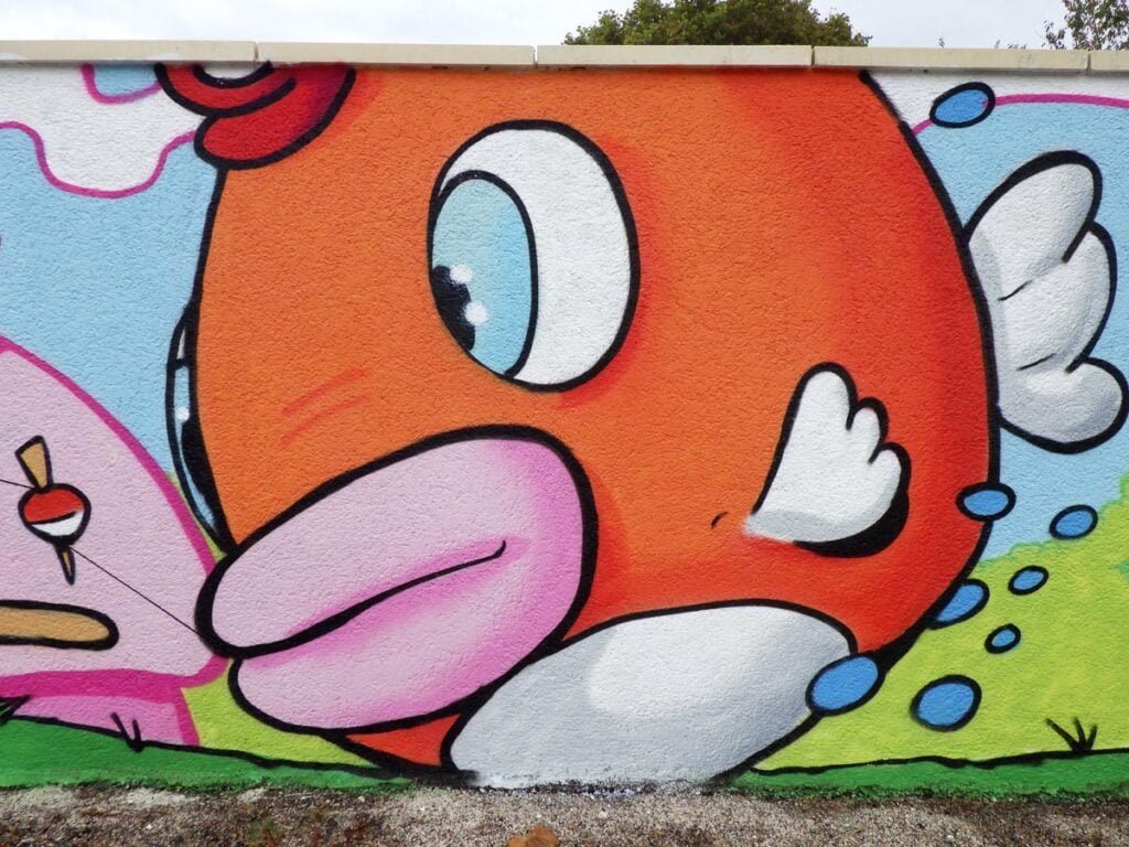 Gros plan sur le poisson de la fresque. C'est un cheep cheep orange avec Cappy sur la tête du poisson. ce qui veut dire que le Schtroumpf a attrapé Mario !!!