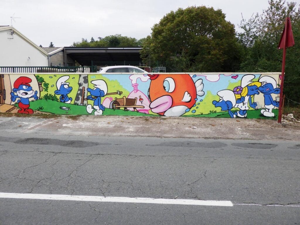 Photo complète de la fresque Schtroumpf réalisée à Nontron.