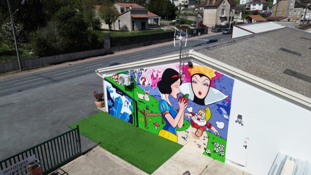 Photo aérienne par drone de la fresque consacrée à blanche neige à Nontron, en Périgord Vert. Fresque réalisée par Marcel Champion