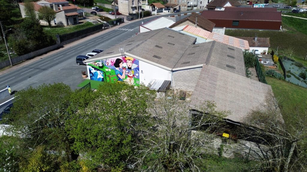 Plan très large de la fresque Blanche Neige à Nontron. Cette photo a été prise par un drone DJI. Cette image nous donne une belle idée de la grandeur de la fresque réalisée à Nontron par Marcel Champion.
