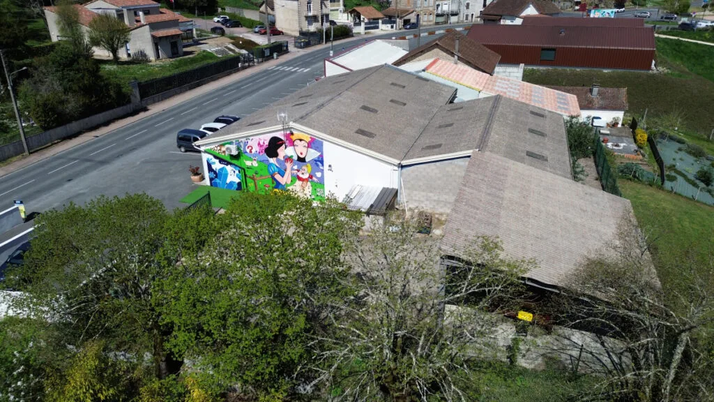 Plan très large de la fresque Blanche Neige à Nontron. Cette photo a été prise par un drone DJI. Cette image nous donne une belle idée de la grandeur de la fresque réalisée à Nontron par Marcel Champion.