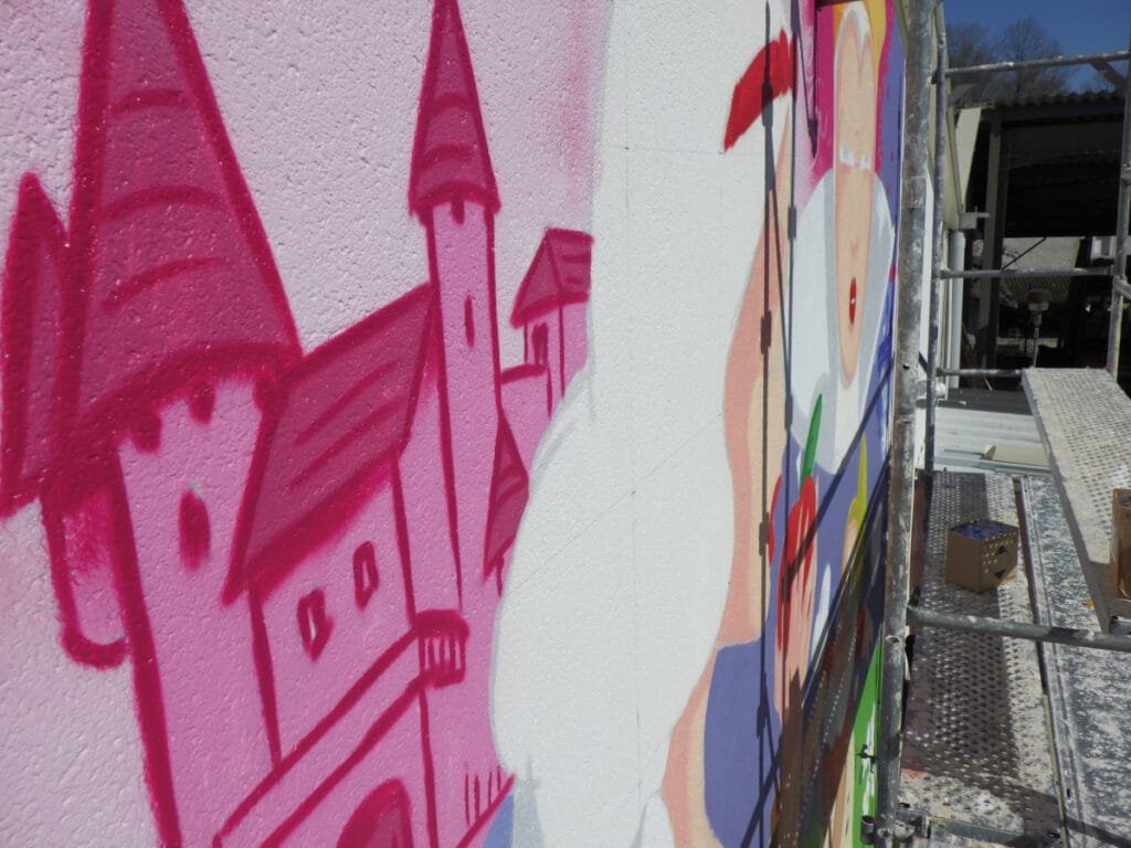 Gros plan sur la réalisation du château qui est au second plan de la fresque Blanche Neige.