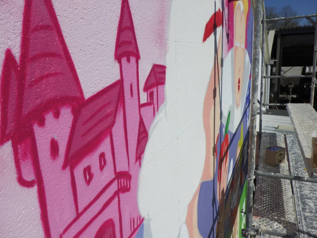 Gros plan sur la réalisation du château qui est au second plan de la fresque Blanche Neige.