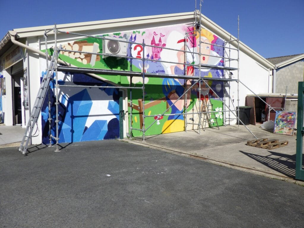Photo d'ensemble de la réalisation de la fresque Blanche Neige en cours de réalisation. C'est un peu entrée dans les coulisses de la création artistique, l'envers du décor en quelque sorte.