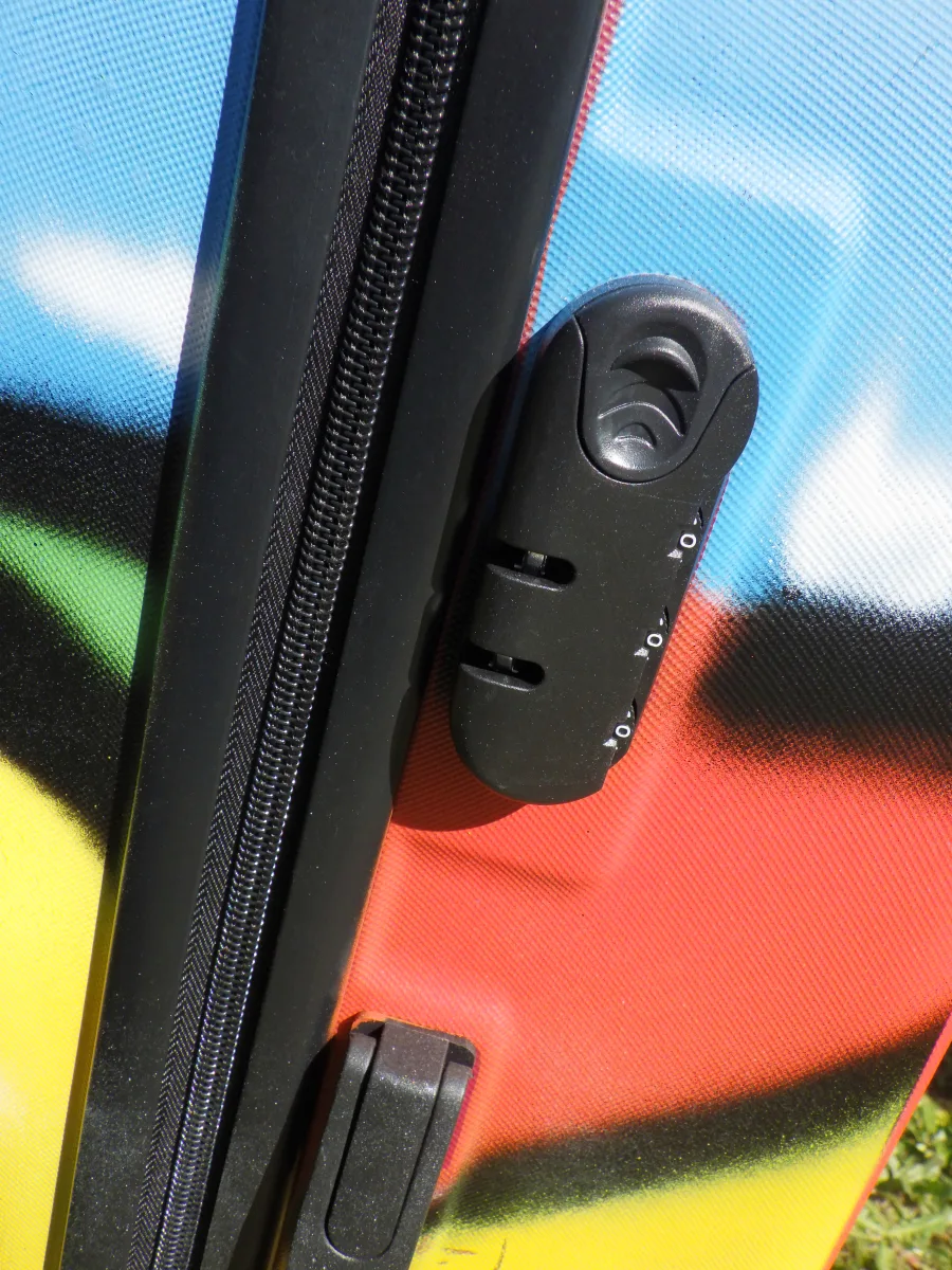 Gros plan sur le système de fermeture de la valise Mario et Luigi. Ce système est opérationnel. Une belle façon de voyager avec style.