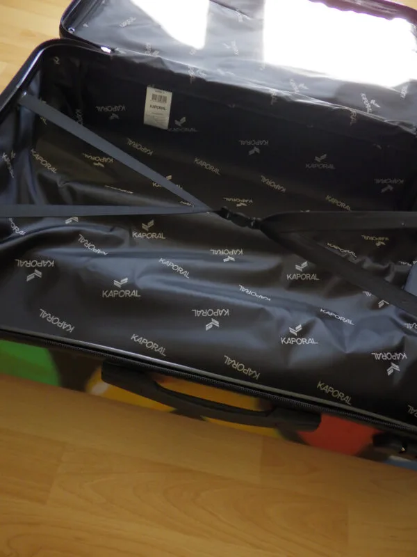 Photo de l'intérieur de la valise Mario et Luigi. L'intérieur de la valise est comme celui de toutes les autres valises du marché, pratique et fonctionnel.
