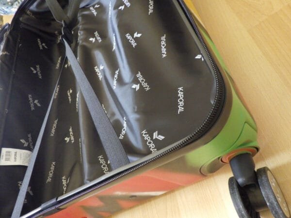 Photo de l'intérieur de la valise en gros plan.