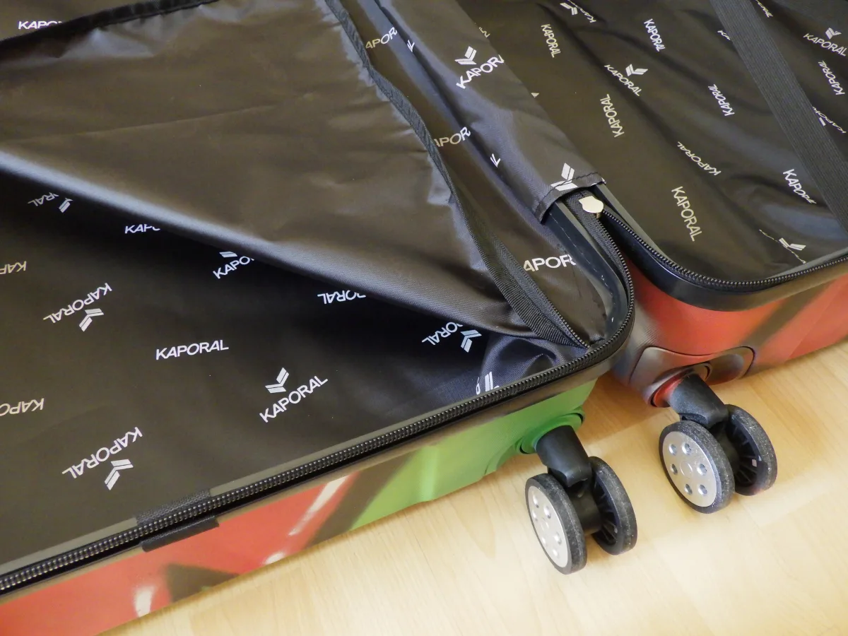 Photo de l'intérieur de la valise Mario et Luigi. On voit parfaitement les deux compartiments séparés qui composent la valise et permettent à tout un chacun de ranger ses affaires correctement.