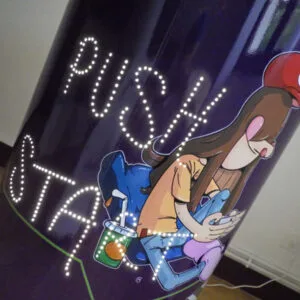 Vue du bidon lampe coté Pétaroo. Il y a un message lumineux formé de centaines de trous qui dit "push start"