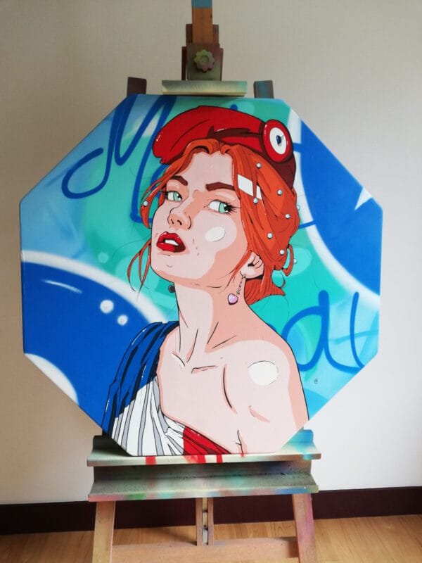 Photo représentant une peinture de Marianne. Cette peinture n'a pas été réalisée sur une toile mais sur un panneau Signalétique. Un Panneau STOP plus précisément. Le fond est entièrement peint avec un style graffiti. Les tons vont du bleu électrique au vert turquoise, avec des touches de blanc. Marianne est peinte au pinceau, on la voit de 3/4 coté avec une légère vue en plongée. Elle porte un bonnet phrygien et est drapée dans un drapeau Bleu, Blanc , Rouge.