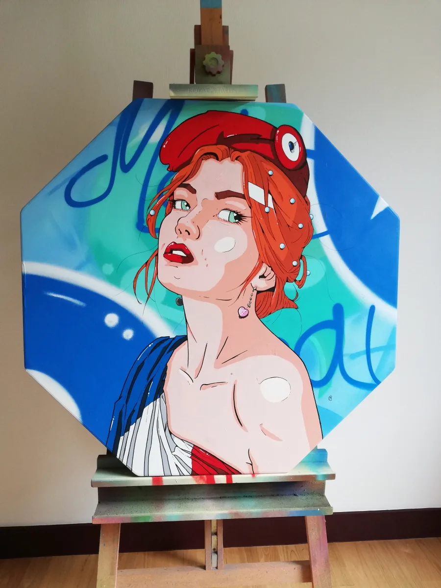 Photo représentant une peinture de Marianne. Cette peinture n'a pas été réalisée sur une toile mais sur un panneau Signalétique. Un Panneau STOP plus précisément. Le fond est entièrement peint avec un style graffiti. Les tons vont du bleu électrique au vert turquoise, avec des touches de blanc. Marianne est peinte au pinceau, on la voit de 3/4 coté avec une légère vue en plongée. Elle porte un bonnet phrygien et est drapée dans un drapeau Bleu, Blanc , Rouge.