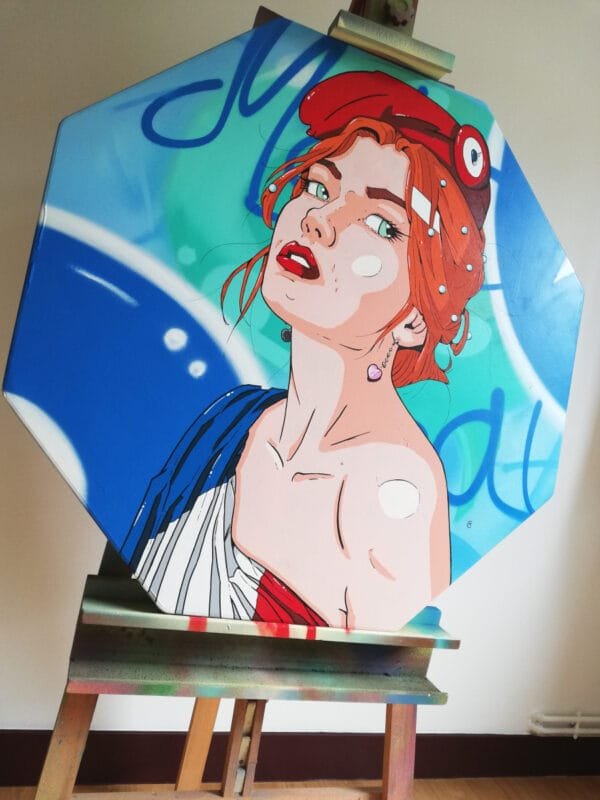 Vue en contre plongée de la peinture sur panneau STOP représentant Marianne. Le contraste entre le fond style graffiti fait à la bombe et le portrait de Marianne, fait au pinceau, est saisissant.