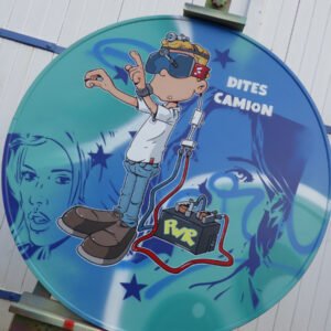Vue plus rapprochée du panneau. On voit bien la différence de technique utilisée pour créer cette peinture. Des pinceaux classiques pour le personnage principal au premier plan et de la bombe de peinture pour le fond.