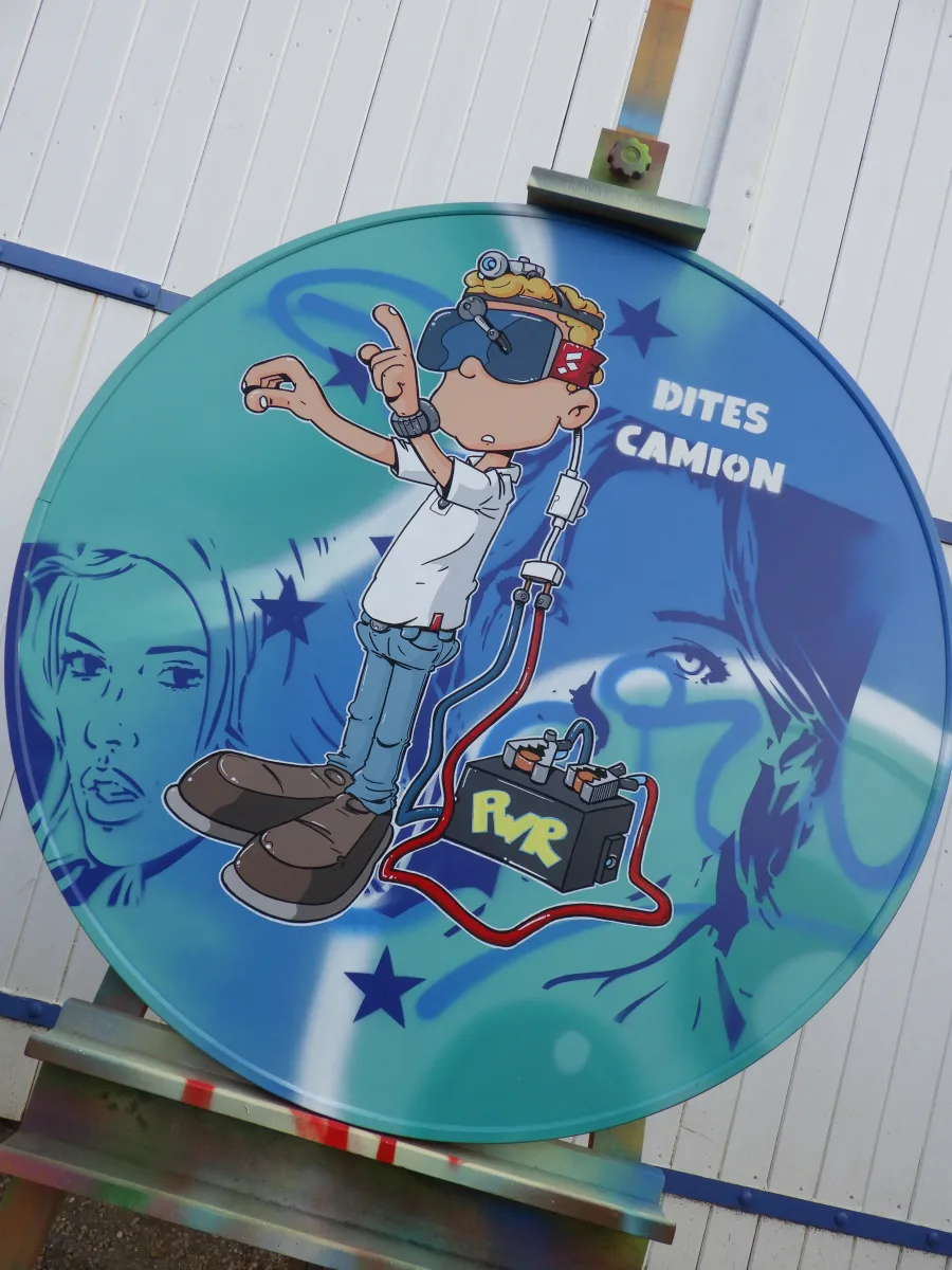 Vue plus rapprochée du panneau. On voit bien la différence de technique utilisée pour créer cette peinture. Des pinceaux classiques pour le personnage principal au premier plan et de la bombe de peinture pour le fond.