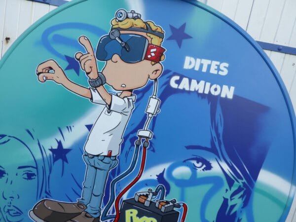 Gros plan sur la partie supérieure de la peinture. On voit la finesse du trait du personnage principal et tous les détails de son équipement.