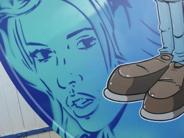 Gros plan sur un des deux portrait de femme présent sur le fond du tableau. Il s'agit du portrait de Samantha Saint, une actrice avec qui Marcel Champion travaille depuis très longtemps.