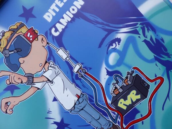 Sur cette image on voit très bien le travail sur le contraste des différents éléments de la toile afin que celle-ci soit fourni mais lisible à la fois. On voit très nettement le fin liseré blanc qui entoure la totalité du personnage au premier plan. Ce liseré permet de détacher le personnage principal du reste de la peinture.