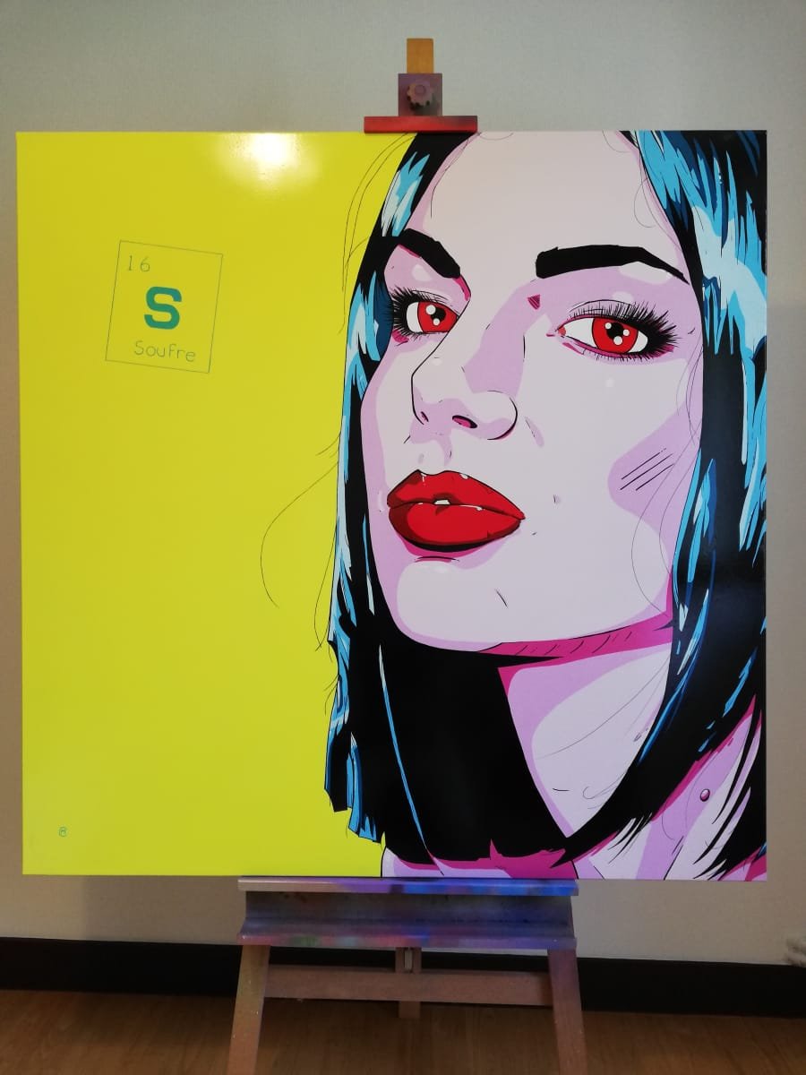 Vue d'ensemble de la toile intitulée "Soufre". On y voit un portrait de femme sur un fond jaune fluo. Elle a les yeux rouges et la peau d'un rose qui tire sur le violet. Sur la partie jaune fluo il y a inscrit à la peinture le pictogramme de l'élément soufre du tableau périodique des éléments avec son numéro atomique.