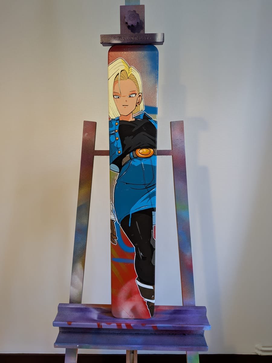 Vue de face de la toile de C18. Le panneau est placé sur un chevalet d'atelier. Avec cette vue on se rend compte du format très spécial de ce support.