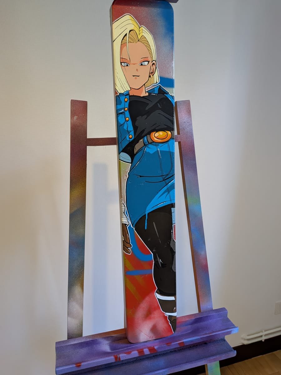 Vue d'ensemble du panneau peint avec le personnage de C18 du manga Dragon Ball. On voit très bien le format atypique du support. Très allongé.