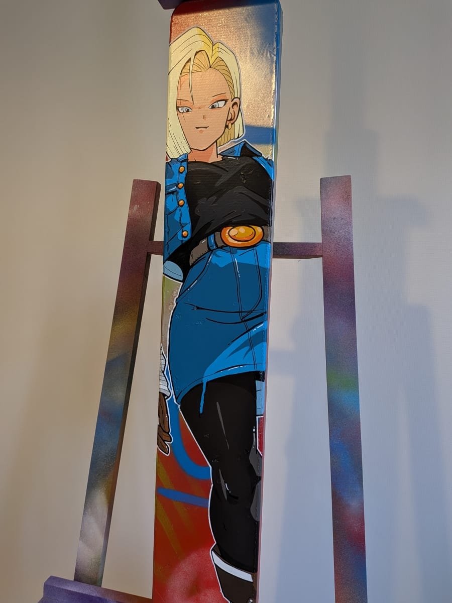 Sur cette photo du panneau représentant C18 on voit bien les parties peintes avec des couleurs mates et celles avec du Chrome. les reflets participent à la mise en valeur du personnage principal.