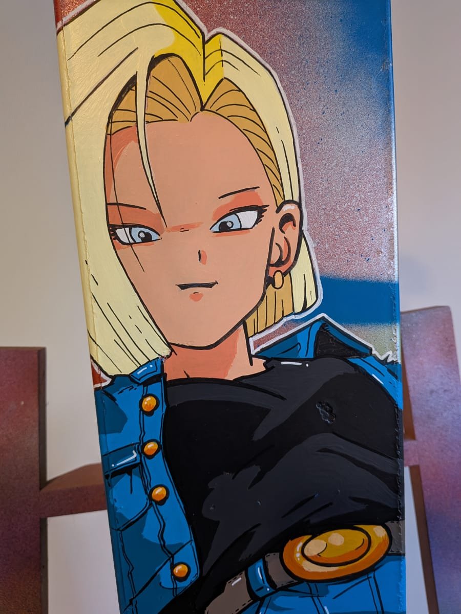 Gros plan sur le visage de C18, le personnage peint sur le panneau.. Le fond graffé avec des teintes bleues et chromées fait ressortir le personnage.