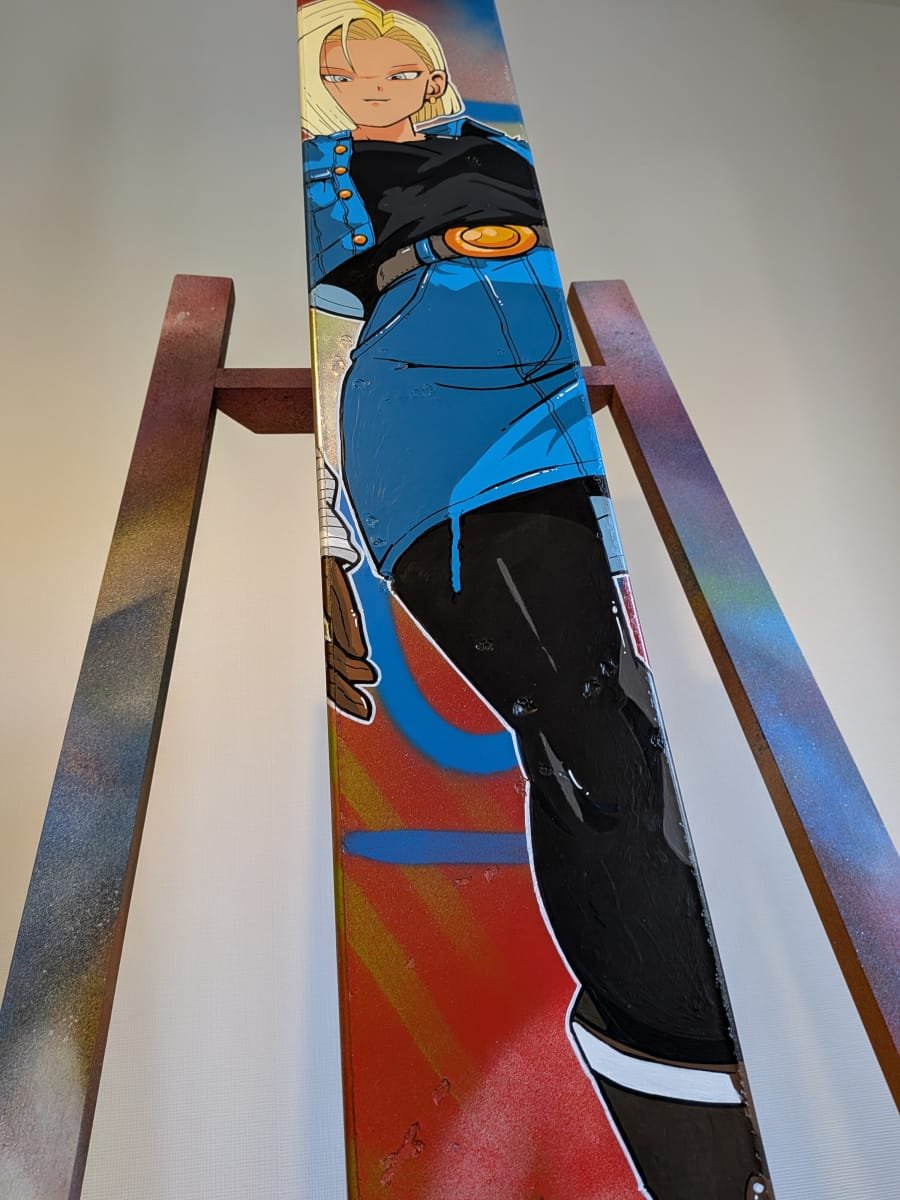 Vue en contre-plongée du panneau représentant C18. La photo montre comment Marcel Champion a utilisé la contrainte du format imposé par le panneau pour mettre en avant le personnage via un cadrage très manga. On a l'impression d'avoir une vignette de BD en face de soi.