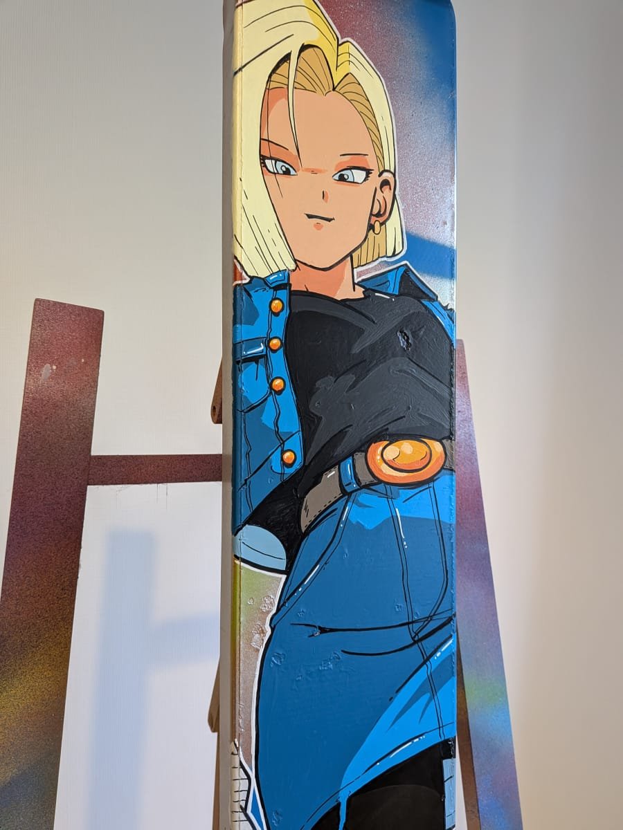 Photo montrant en détail la partie haute de la peinture représentant C18. On voit très clairement la finesse des traits du visage et les détails sur ses vêtements.