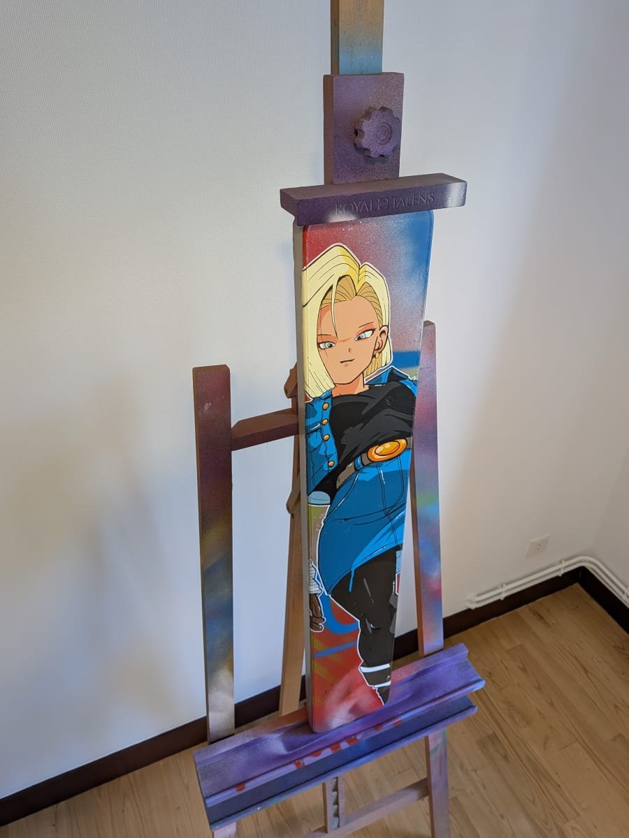 Photo en plongée du panneau peint représentant le personnage de Dragon Ball C18