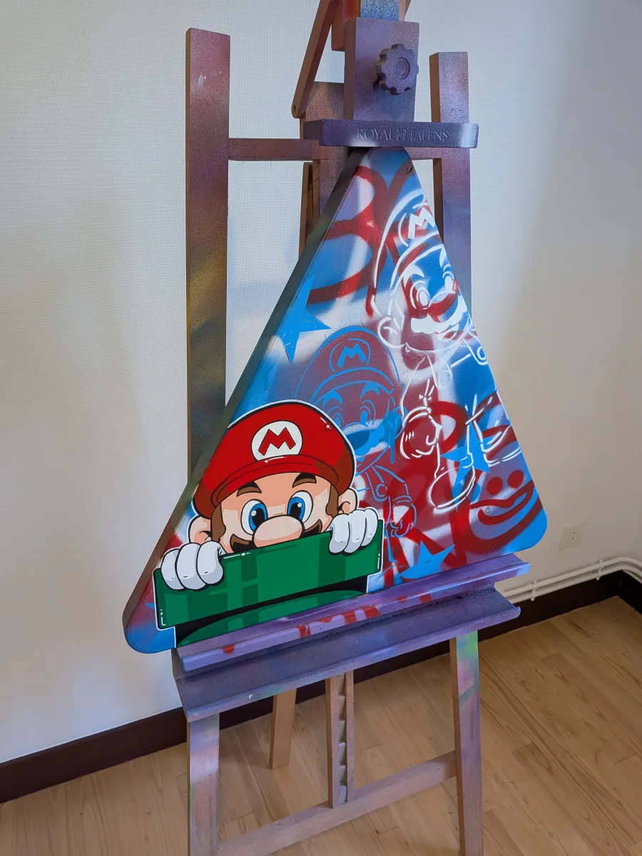 Vue de 3/4 coté du panneau dédié à Mario. On se rend bien compte sur la photo qu'il s'agit d'un panneau signalétique recylé.