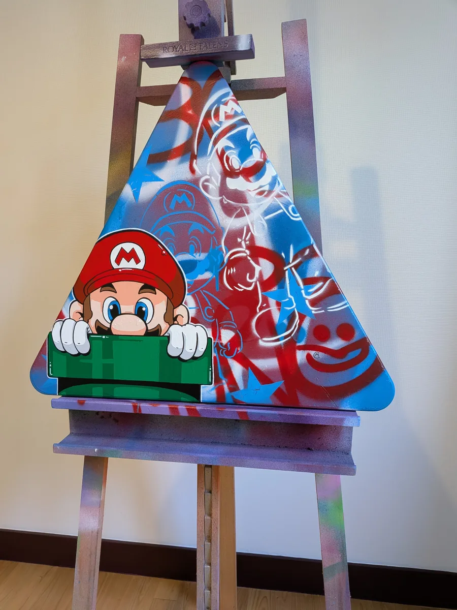 Vue d'ensemble du panneau Mario. La photo permet de constater l'effet de profondeur que crée le traitement particulier entre le premier plan fait au pinceau et très détaillé et le fond graffé plus sommaire.