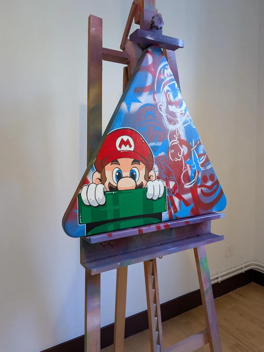 Photo d'ensemble du panneau Mario sur un chevalet d'atelier.