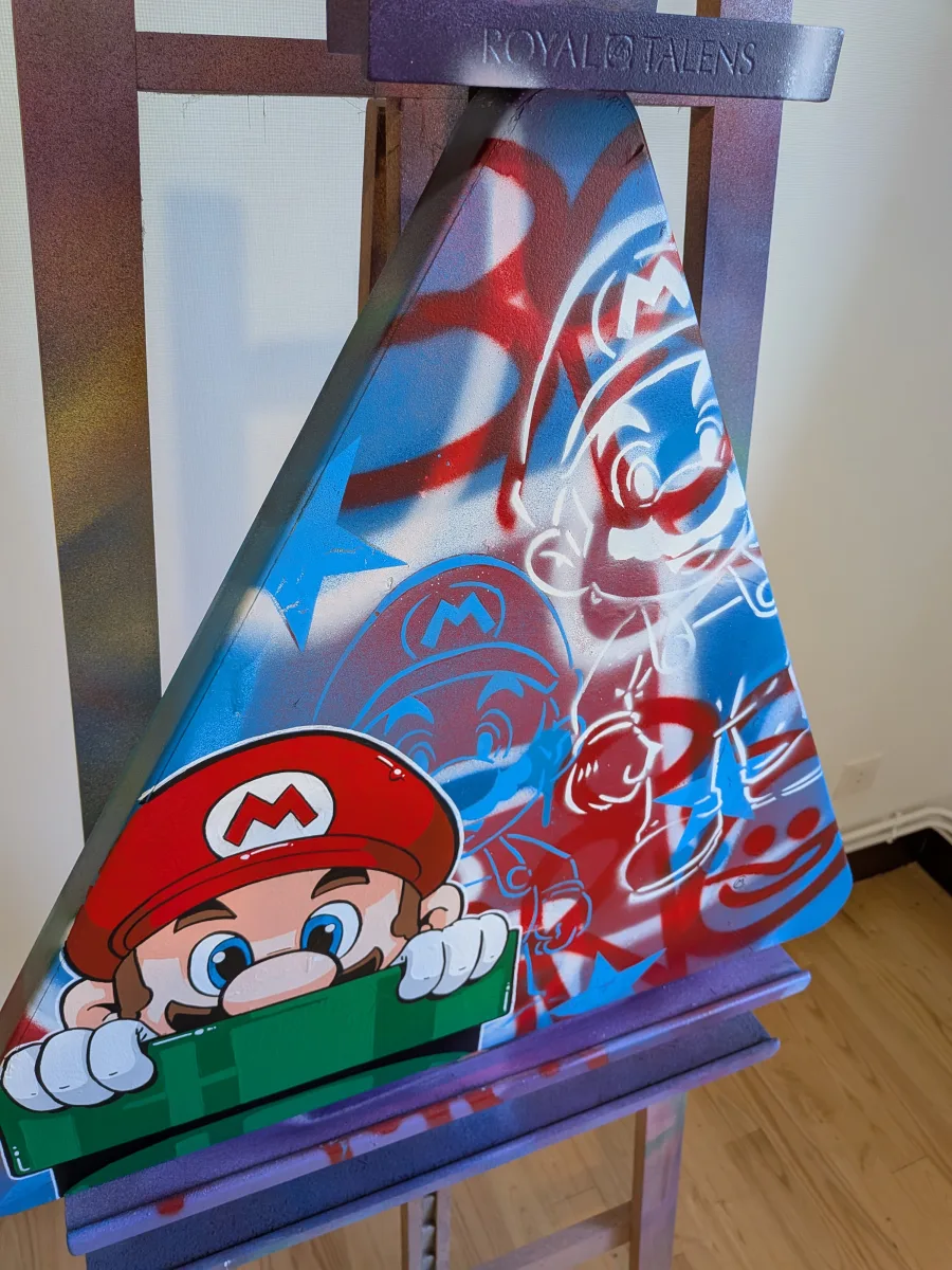 Photo en plongée sur la panneau Mario.
