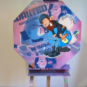 Photo d'une peinture réalisée sur un panneau signalétique. L'artiste, Marcel Champion met en scène deux de ses personnages de BD, les policiers Lapince et Domino. Le fond du panneau est peint à la bombe dans un style graffiti. Il y a une superposition de tag et des pochoirs. Les pochoirs représentent des avis de recherches comme dans les western. Sauf que là, la personnage recherchée est une jeune femme très légèrement vêtue.Les couleurs dominantes sont le rose et le bleu avec des touches de blanc. Au premier plan on retrouve nos deux personnages de BD en train de chercher la jeune femme. Lapince utilise un détecteur de métaux et Domino utilise sa bite. Une grosse érection pointe en direction du postérieur de la jeune femme sur l'affiche.