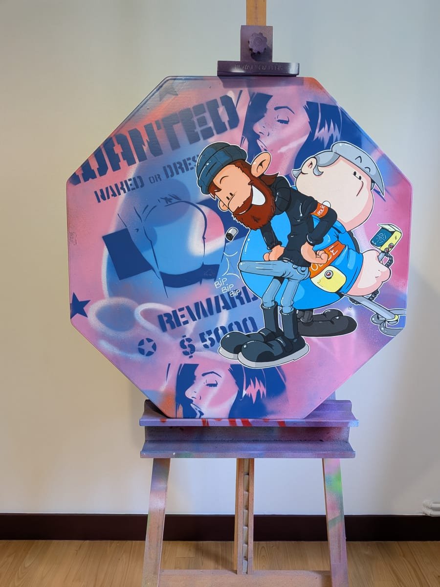 Photo d'une peinture réalisée sur un panneau signalétique. L'artiste, Marcel Champion met en scène deux de ses personnages de BD, les policiers Lapince et Domino. Le fond du panneau est peint à la bombe dans un style graffiti. Il y a une superposition de tag et des pochoirs. Les pochoirs représentent des avis de recherches comme dans les western. Sauf que là, la personnage recherchée est une jeune femme très légèrement vêtue.Les couleurs dominantes sont le rose et le bleu avec des touches de blanc. Au premier plan on retrouve nos deux personnages de BD en train de chercher la jeune femme. Lapince utilise un détecteur de métaux et Domino utilise sa bite. Une grosse érection pointe en direction du postérieur de la jeune femme sur l'affiche.