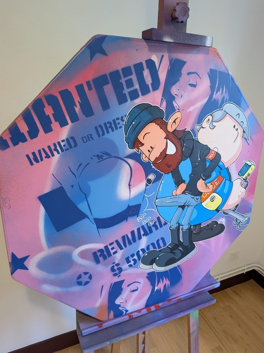 Vue de coté du panneau STOP graffé. On voit bien les détails du pochoir façon Wanted des westerns.